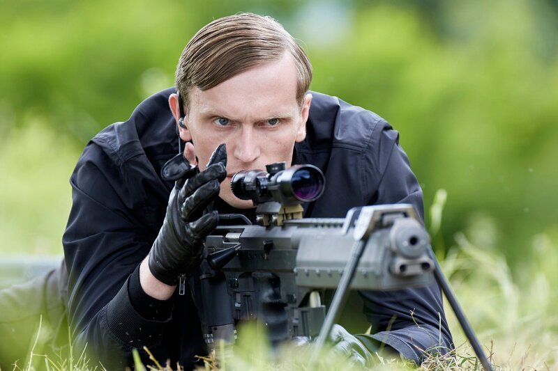 Scharfschütze Lars Kirkmann (Ulrich Brandhoff) nimmt ein Ziel auf der Autobahn ins Visier … – Bild: RTL /​ Guido Engels