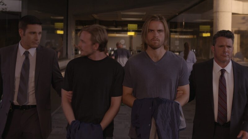 Schuldig oder unschuldig unter Verdacht? Um den Mord an dem 19-jährigen Johnny Crawford aufzuklären, nimmt Lt. Joe Kenda (Carl Marino, l.) die Brüder Lance (M.) und Ted Nixon (2.v.r.) vorläufig fest. – Bild: Jupiter Entertainment