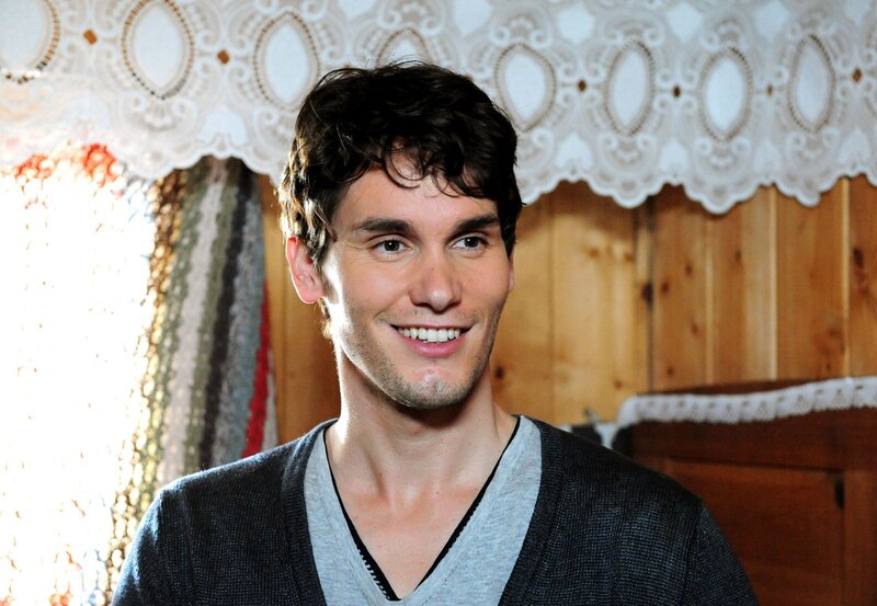 Peter (Daniel Fünffrock) fühlt sich nach Jenös Hypnose besser. – Bild: ARD/​Ann Paur