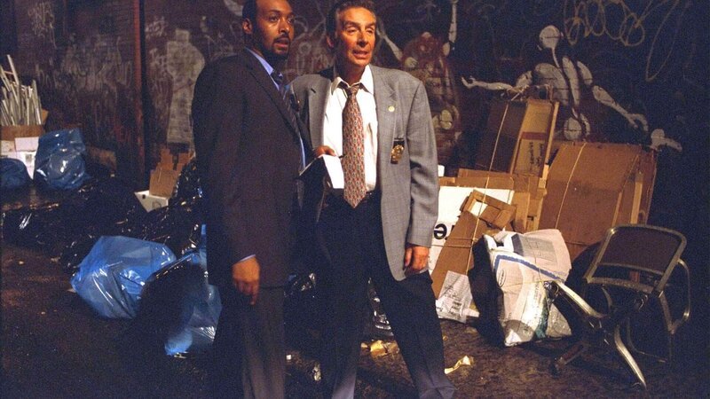 Der Tod der 17-jährigen Schülerin Sally Galan führt die Ermittler Briscoe (Jerry Orbach, re.) und Green (Jesse L. Martin) auf die Spur eines Taxifahrers, der für eine weitere Reihe grausiger Morde verantwortlich ist. – Bild: RTL