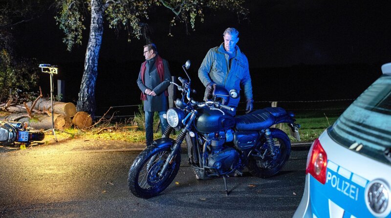Der Inhaber eines neuen, großen Angelladens verunglückt tödlich mit seinem Motorrad. Finn (Sven Martinek, r.) und Lars (Ingo Naujoks, l.) wird schnell klar, dass jemand mit Streusplit den Unfall herbeigeführt hat. – Bild: OneGate /​ Die Verwendung ist nur bei redaktioneller Berichterstattung im Rahmen einer Programmankündigung ab 2 Monate vor der ersten Auss /​ © Degeto Film GmbH