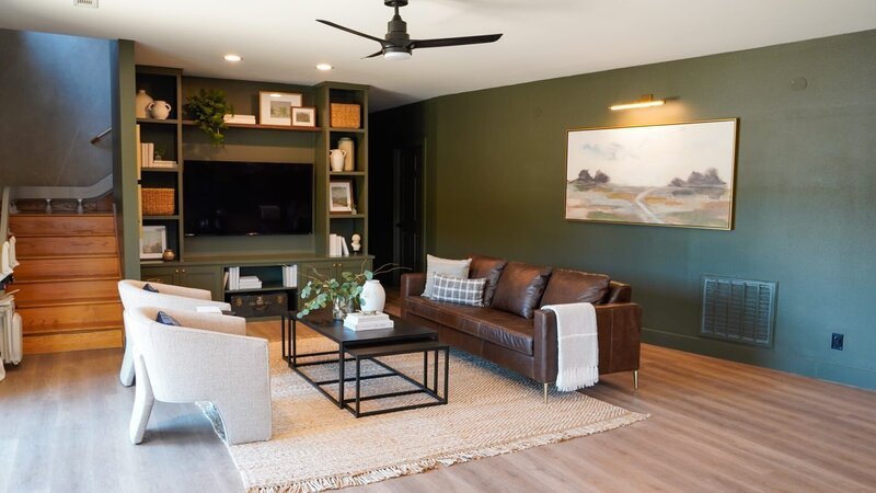 The living room after renovations, as seen on Fixer to Fabulous, Season 6. – Bild: Warner Bros. Discovery, Inc. or its subsidiaries and affiliates. All rights reserved.