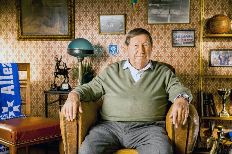 Guy Roux beweist in dieser Episode der „Alten Schachteln“, dass Senioren sehr wohl Humor haben. – Bild: Lm Productions