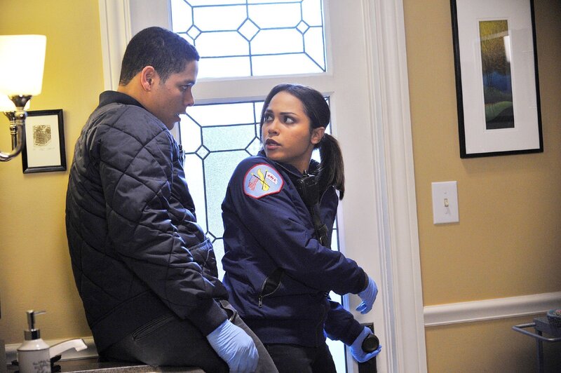 Peter Mills (Charlie Barnett) springt für seine verletzte Kollegin ein und unterstützt Gabriela Dawson (Monica Raymund) bei ihrer Arbeit. Dabei kommen die zwei sich sehr nahe. – Bild: RTL /​ NBCUniversal /​ Partnerwahl