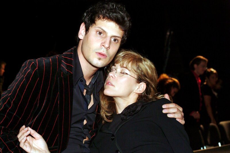 Nach dem Kuss von David fällt Lisa (Alexandra Neldel, r.) ohnmächtig in Rokkos (Manuel Cortez, l.) Arme. – Bild: SAT.1 /​ Monika Schürle