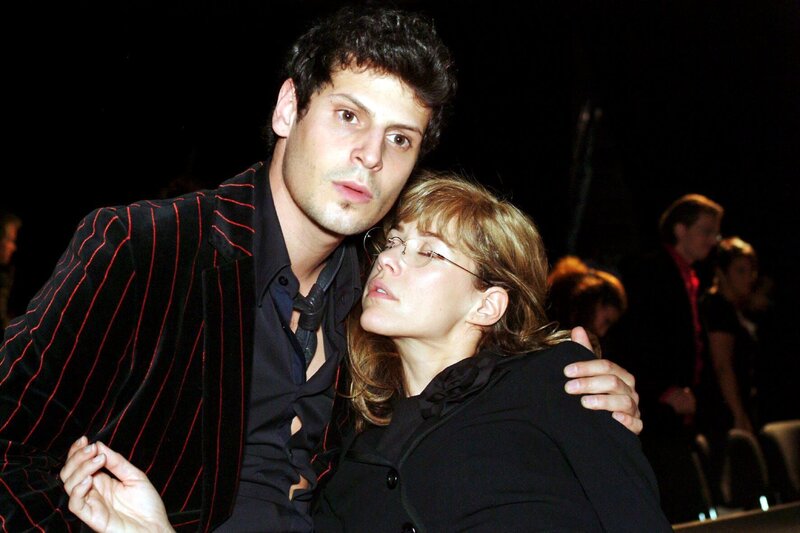 Nach dem Kuss von David fällt Lisa (Alexandra Neldel, r.) ohnmächtig in Rokkos (Manuel Cortez, l.) Arme. – Bild: SAT.1 /​ Monika Schürle