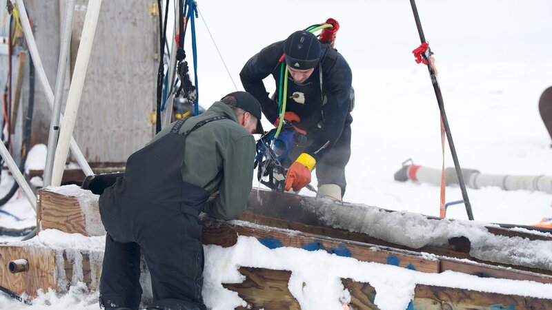 Joe Fullwood & Stardog Delao going through sluice box to find any gold – Bild: Warner Bros. Discovery, Inc. or its subsidiaries and affiliates