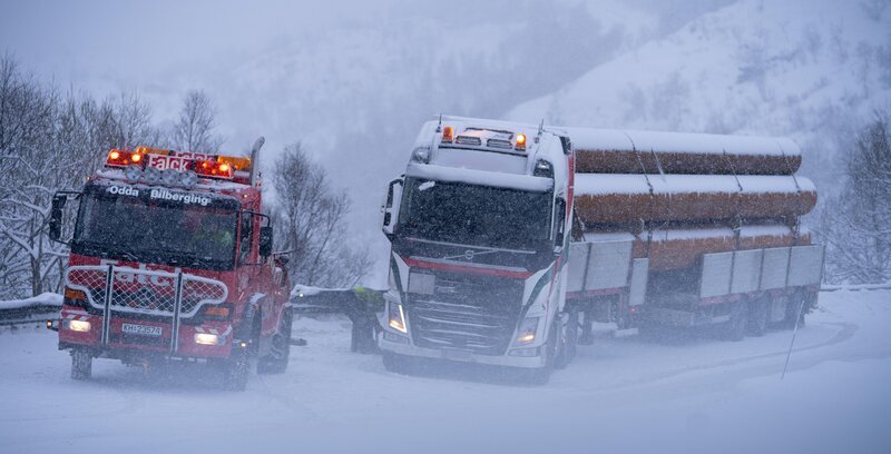Thord ist auf einer Solo-Mission, um einem 50-Tonnen-Lkw und einem Anhänger zu helfen, die mit riesigen und schweren Rohren gefüllt sind. (National Geographic) – Bild: NGC NETWORK INTERNATIONAL, LLC