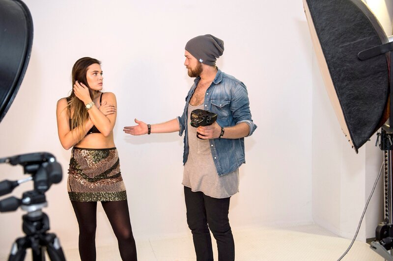 Jessy (Felicitias Ackermann) und der Fotograf Alexander (Komparse). – Bild: Christoph Assmann/​Berlin