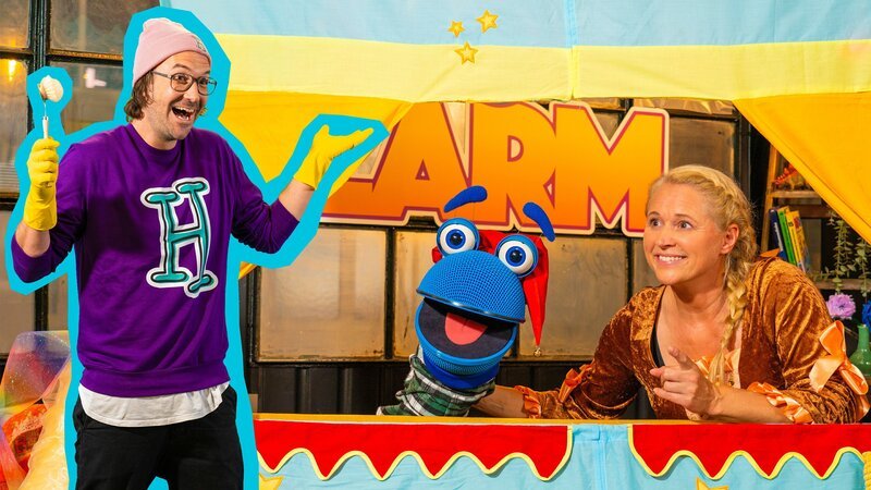 Wäre es nicht märchenhaft schön, in die Zukunft schauen zu können oder sich unsichtbar zu machen? Gut, dass herrH bei Singa und dem SingDing zu Besuch ist – der hat in seinem Song den passenden Zauberspruch dafür parat: „Abrakadabra“! – Bild: ZDF/​Tim Bornemann