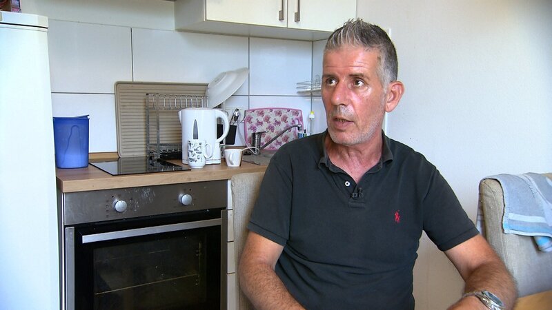 Nach der Trennung von Sabrina zieht Mario in eine Gartenlaube, wo er seine gescheiterte Beziehung verarbeitet. – Bild: RTLZWEI