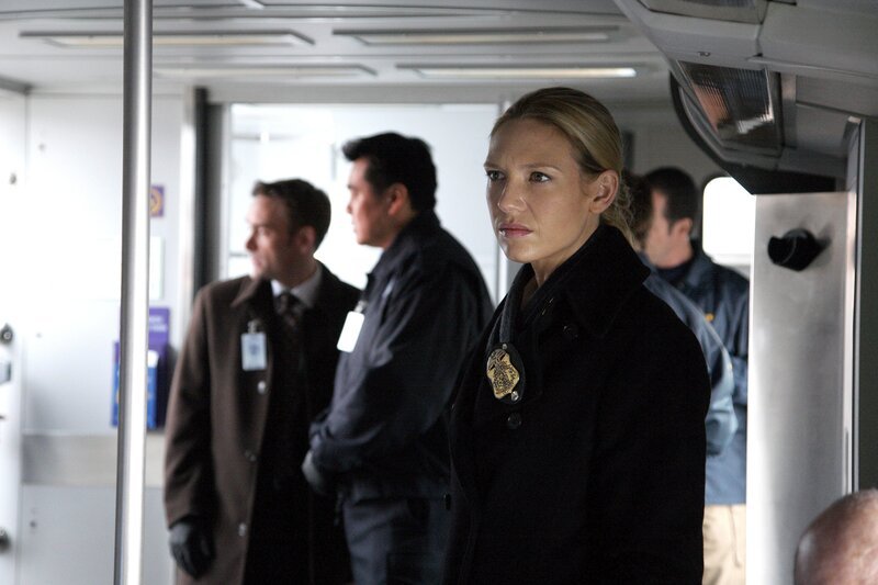 Da der geniale Wissenschaftler Alistair Peck versucht, seine Verlobte, die bei einem Autounfall ums Leben gekommen ist,, zurückzuholen, gerät das Team um Olivia Dunham (Anna Torv, vorne) in eine Zeitschleife … – Bild: Turner /​ Warner Bros. Entertainment Inc.