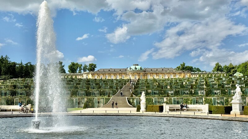 Schloss Sanssouci: Brunnen mit Fontänen sind ein wichtiges Gestaltungselement barocker Gärten. – Bild: ZDF und ORF/​Gernot Stadler Film