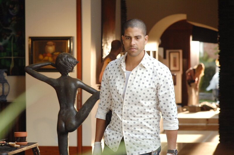 Ein Ehepaar aus wohlhabenden Verhältnissen wurde ermordet. Eric (Adam Rodriguez) und seine Kollegen finden heraus, dass die „feine Familie“ einige Geheimnisse hütete … – Bild: RTL