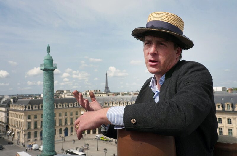 Imker Audric de Campeau auf einem Dach an der Place Vendôme – Bild: MedienKontor/​Guillaume Martin