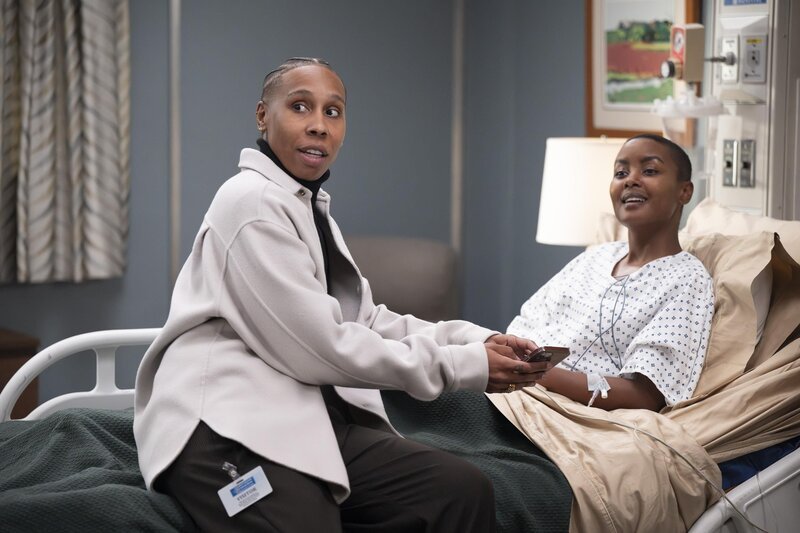 Dr. Evynn Moore (Lena Waithe, l.); Tasha Lawson (Andrea Bordeaux, r.) – Bild: Anne Marie Fox