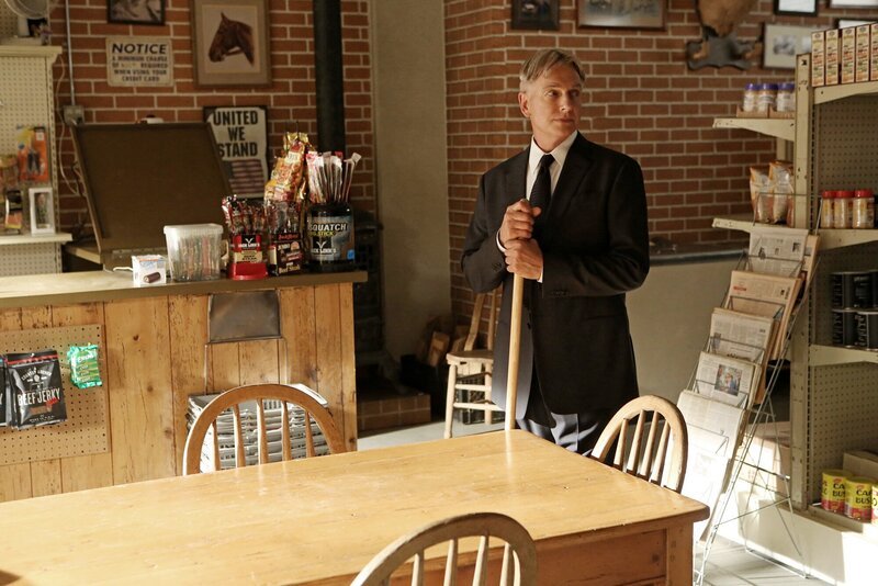 Als Gibbs (Mark Harmon) die Nachricht vom Tod seines Vaters erhält, fährt er sofort nach Hause. Alte Familiengeschichten holen ihn dort wieder ein … – Bild: CBS Television Lizenzbild frei