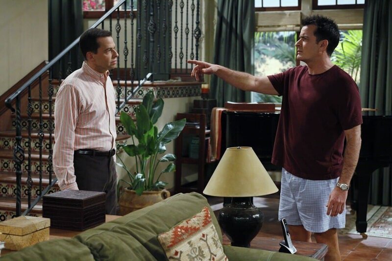 Sind sich mal wieder nicht einig: Charlie (Charlie Sheen r.) und Alan (Jon Cryer, l.) – Bild: Turner /​ WARNER BROS. ENTERTAINMENT INC.