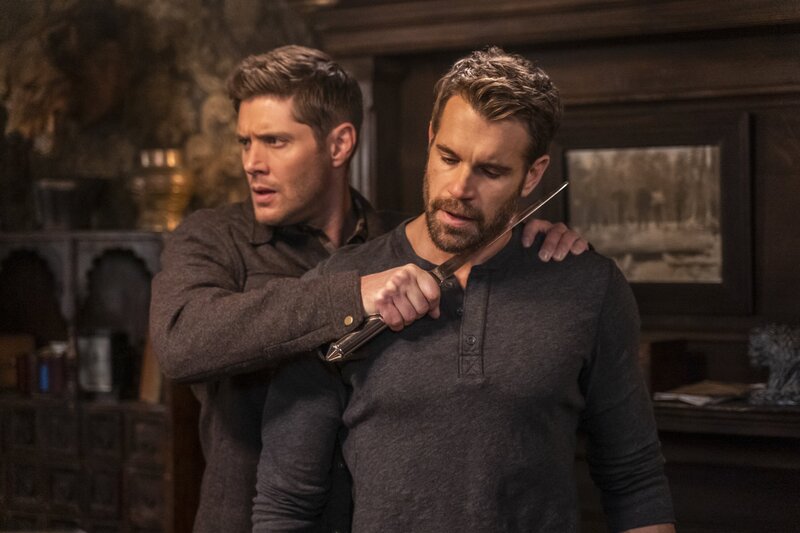 Dean Winchester (Jensen Ackles, l.); Pax (Stephen Huszar, r.) – Bild: The CW Network, LLC.