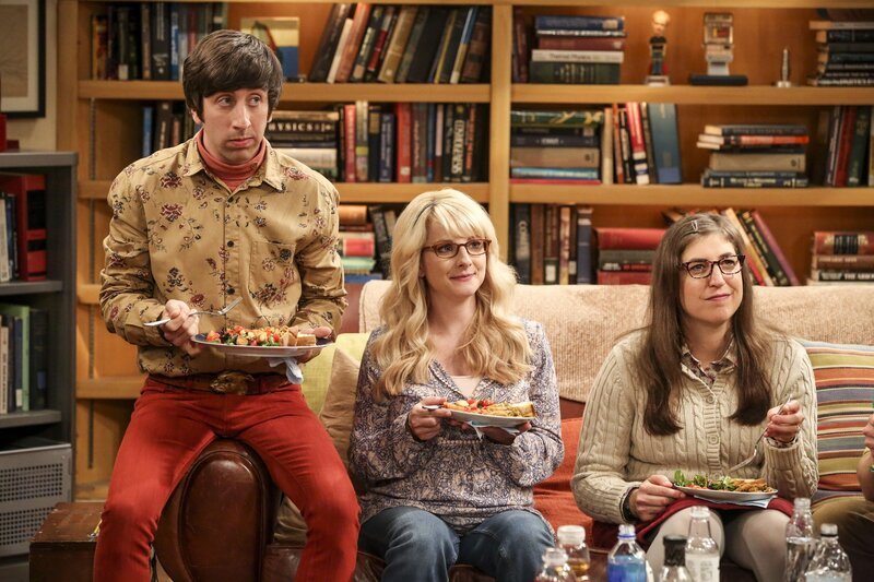 Noch ahnt Bernadette (Melissa Rauch, M.) nicht, dass die Zusammenarbeit von Howard (Simon Helberg, l.) und Amy (Mayim Bialik, r.) bei einigen ihrer Freunde auf Missfallen stoßen wird … – Bild: Warner Bros. Television Lizenzbild frei