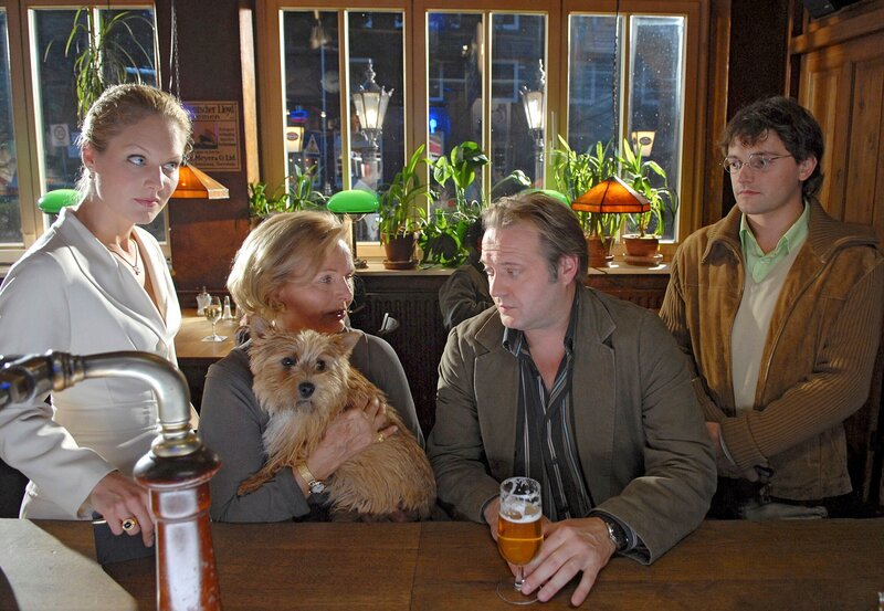 NDR Fernsehen ELVIS UND DER KOMMISSAR (4), „Tod auf Warteliste“, am Samstag (10.05.14) um 16:45 Uhr. „Familientreffen“ im Nolte-Eck: Lilo (Tessa Mittelstaedt, l.), Rosa (Ruth Maria Kubitschek, 2.v.l.) mit Elvis, Behringer (Jan-Gregor Kremp, 2.v.r.) und Pröttel (Stefan Haschke, r.). – Bild: NDR/​ARD/​Marion von der Mehden