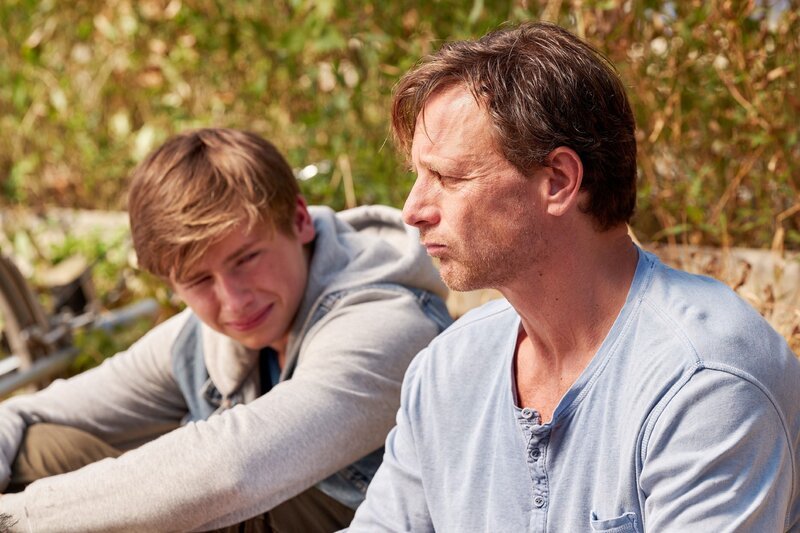 Dennis (Paul Sundheim) ist traurig. Kann Stefan Vollmer (Hendrik Duryn, r.) ihm helfen? – Bild: RTL /​ Frank Dicks