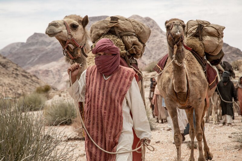 Spielszene: Jahrhunderte lang zogen Händler und Nomaden durch die arabische Wüste. – Bild: Oliver Halmburger /​ ZDF