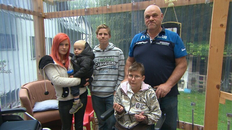 Familie Mohs, v.l.: Jana mit Sohn Fabian, Pascal, Yvonne und Hartmut. – Bild: RTL II