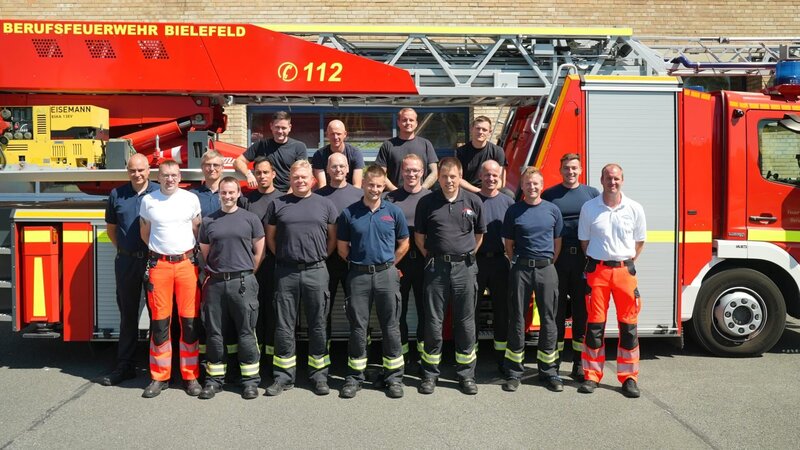 Firefighters in front of the turntable ladder in Bielefeld. – Bild: Warner Bros. Discovery, Inc. or its subsidiaries and affiliates