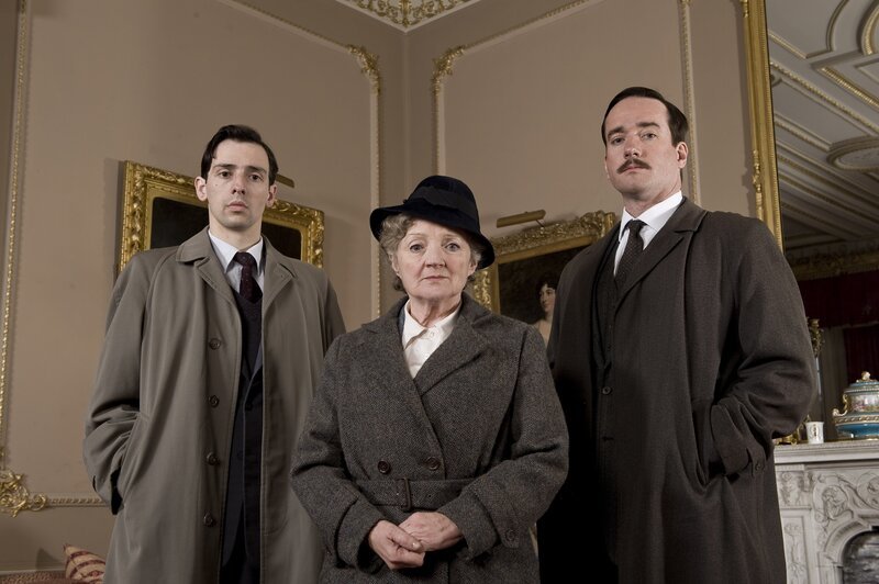 V.l.n.r.: Sergeant Pickford (Ralf Little), Miss Marple (Julia McKenzie) und Inspector Neele (Matthew Macfadyen); ONE AGATHA CHRISTIES MARPLE, „Das Geheimnis der Goldmine“, am Mittwoch (20.11.24) um 21:55 Uhr. – Bild: WDR/​ITV plc/​Granada International