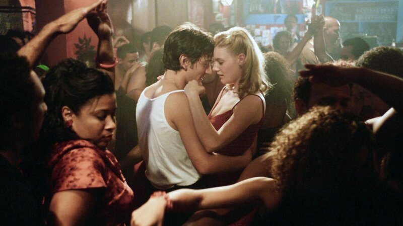 Havanna, 1958. Während um sie herum die Vorboten der kubanischen Revolution immer deutlicher werden, vergräbt sich die brave Amerikanerin Katey Miller (Romola Garai) lieber in ihre Schulbücher. Bis sie sich in den Einheimischen Javier (Diego Luna), einen Hotelkellner und begnadeten Tänzer verliebt.. – Bild: RTL II Havanna, 1958. Während um sie herum die Vorboten der kubanischen Revolution immer deutlicher werden, vergräbt sich die brave Amerikanerin Katey Miller (Romola Garai) lieber in ihre Schulbücher. Bis sie sich in den Einheimischen Javier (Diego Luna), einen Hotelkellner und begnadeten Tänzer verliebt.. – Bild: RTL II