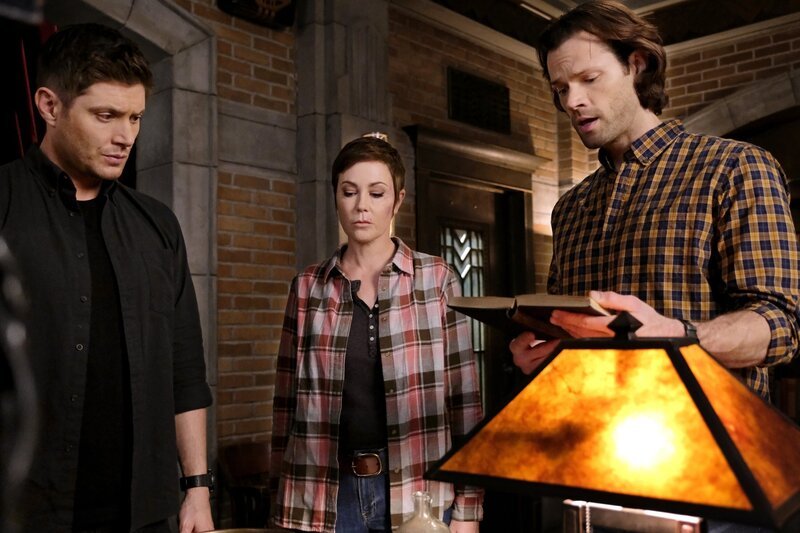 (v.l.n.r.) Dean Winchester (Jensen Ackles); Jody Mills (Kim Rhodes); Sam Winchester (Jared Padalecki) – Bild: The CW Network, LLC. All Rights Reserved.
