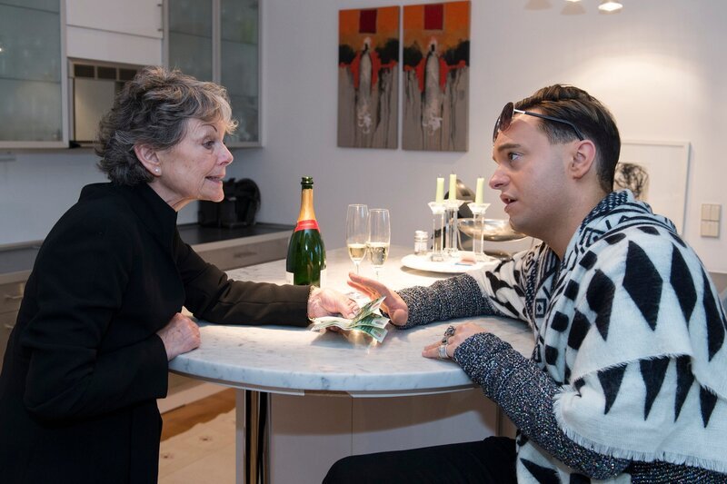 Carola (Christa Sohnius) und Frederik (Julian F. M. Stoeckel) – Bild: MG RTL D /​ Christoph Assma