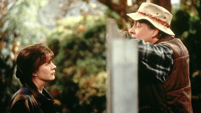 Weil Jill (Patricia Richardson, li.) nicht mehr weiter weiss, bittet sie Nachbar Wilson (Earl Hindman) um Hilfe. – Bild: TVNOW /​ Touchstone Television