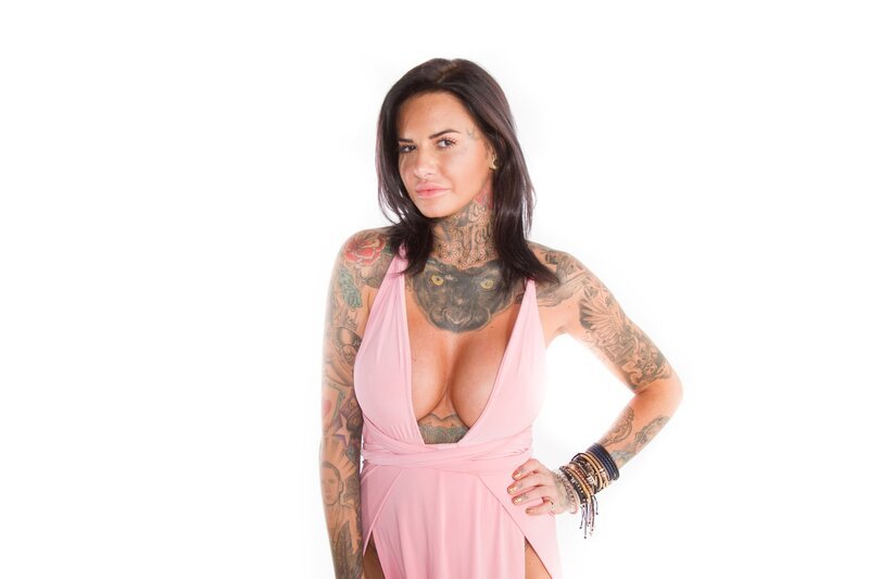 Reality Sternchen Jemma Lucy ist mit ihrem offenherzigen Look und den viel zu knappen Outfits eine echte Herausforderung für das Umstyling Team, denn sie soll einen edgy aber auch eleganten Look erhalten … – Bild: Fremantle Media Enterprises Ltd.