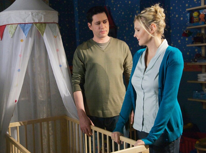 Gabriele Hagen (Katharina Schubert) versucht Philipp Brentano (Thomas Koch) zu beeinflussen. Er soll ihrem Freund, Hans-Peter Brenner, bei seinem Studium etwas unter die Arme greifen, damit er bald ein genauso erfolgreicher Arzt werden kann wie Philipp. Sie bedenkt allerdings nicht, dass Hans-Peter nebenan das Gespräch über das Babyphon mithören kann und davon wenig begeistert ist. – Bild: MDR/​ Saxonia/​ Wernicke