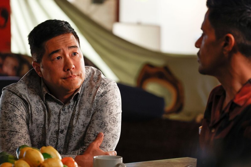 Detective Gordon Katsumoto (Tim Kang, l.) und Thomas Magnum (Jay Hernandez)  +++ – Bild: RTL /​ MMXXIII CBS Studios Inc and Universal Television LLC. /​ Ein haariger Fall