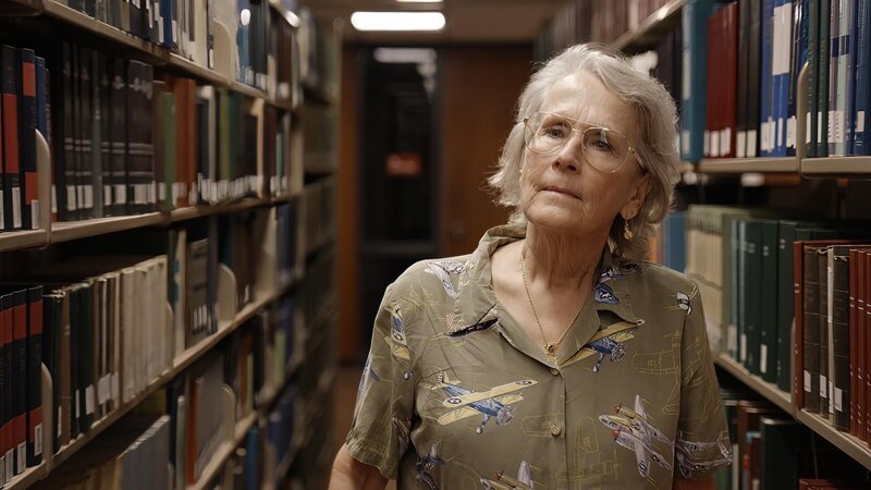 Die Forscherin Kathryn „KT“ Budde-Jones in der Bibliothek der University of Hawaiʻi, wo sie Dokumente über einen japanischen Piloten gefunden hat, der nach dem Angriff auf Pearl Harbor auf einer Privatinsel in Hawaiʻi eine Bruchlandung hinlegte. – Bild: NGC NETWORK US, LLC