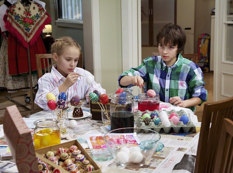 Pia will ihr erstes Ostern nach der überstandenen Krebsoperation ganz groß feiern. Lisa (Ella Zirzow, li.) und Jonas (Anthony Petrifke, re.) helfen ihr dabei. Sie bemalen Ostereier nach sorbischer Tradition, denn eine waschechte Sorbin ist zu Besuch. – Bild: MDR/​Saxonia/​Wernicke