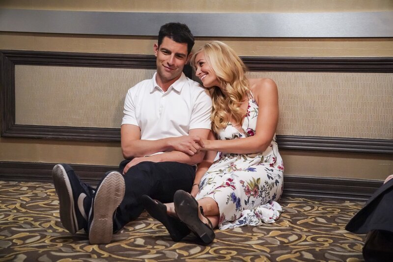Dave Johnson (Max Greenfield, l.); Gemma Johnson (Beth Behrs, r.) – Bild: CBS Broadcasting, Inc. /​ Monty Brinton