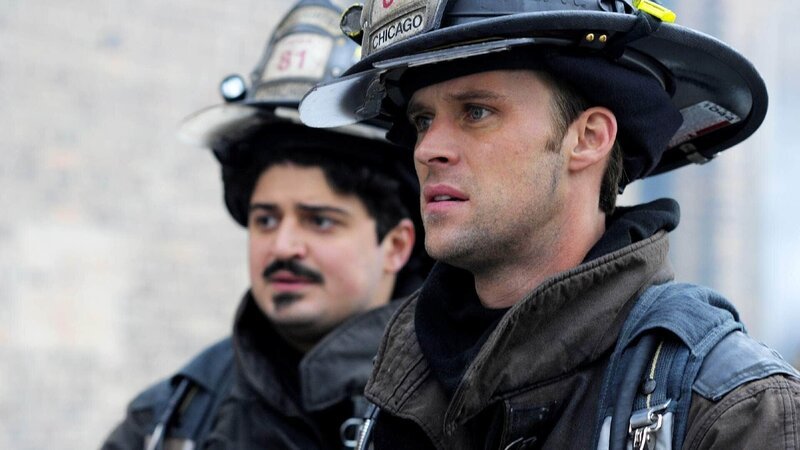 Bei einem Brand wurde ein Kollege von Otis (Yuri Sardarov, l.) und Matthew Casey (Jesse Spencer) schwer durch den Rauch von verbrennendem Magnesium verletzt. – Bild: RTL /​ NBC Universal