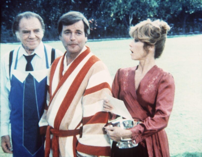 Rosenwettbewerb: Max (Lionel Stander, l.), Jonathan (Robert Wagner, M.) und Jennifer (Stefanie Powers, r.) fühlen sich durch die Nominierung ihrer Zuchtrose geehrt. Doch dann sterben alle ihre Mitkonkurrenten weg … – Bild: Columbia Pictures