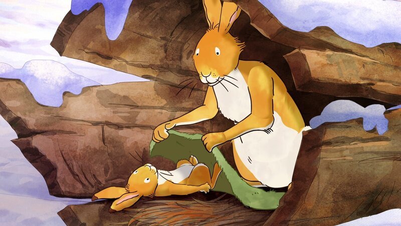 Der große braune Hase deckt den kleinen braunen Hasen mit einer Moosdecke zu. – Bild: KiKA/​SLR Productions Australia Pty.Ltd./​Scrawl Studios Pte Ltd./​hr/​ARD