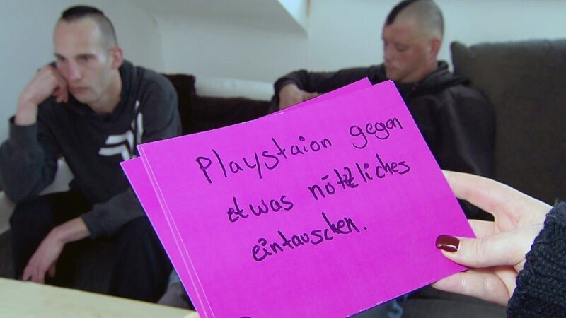 Laura-Jane verkündet den beiden Konsolen-Zockern Marco und Daniel ihre neuen Regeln – Bild: RTL II