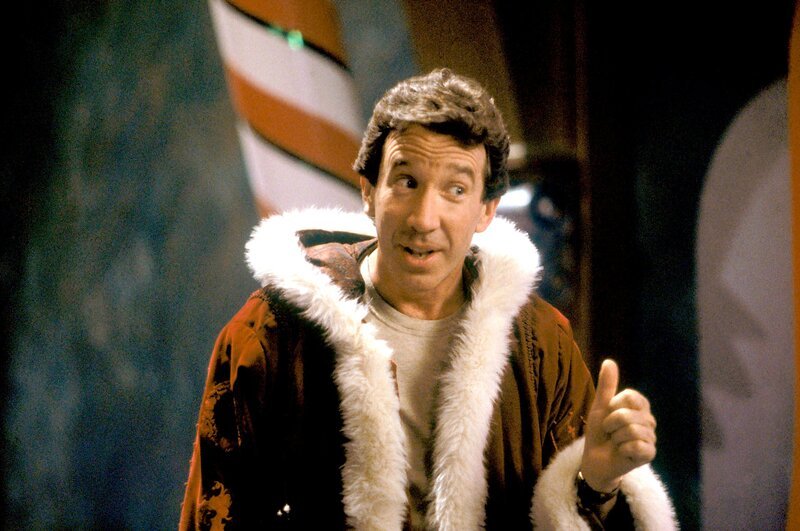 Tim Allen in der Rolle von Familienvater Scott Calvin, der in die Rolle des Weihnachtsmanns schlüpfen muss. – Bild: Disney Channel