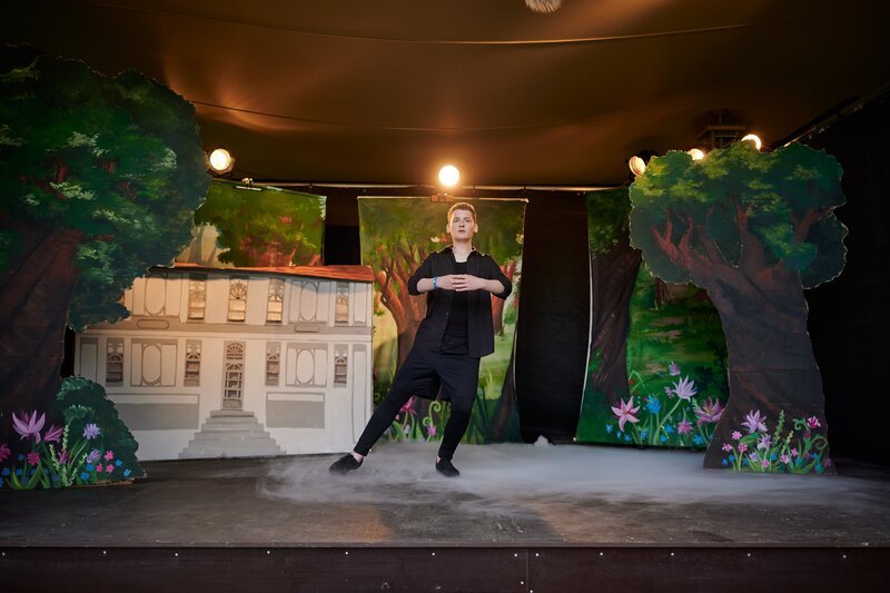 Viktor Müller (Fridolin Sommerfeld) übt klassische Tänze. – Bild: mdr/​Saxonia Media/​Felix Abraham