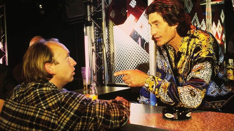 Manni (Sven Walser, li.) versucht Bordellbesitzer Jürgen Henze (Veit Stübner) zu erpressen. – Bild: TVNOW