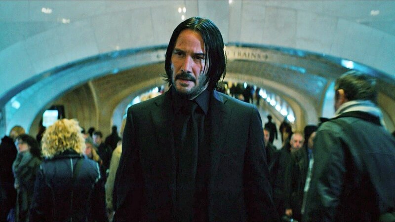 John Wicks (Keanu Reeves) Hoffnung, endlich einmal zu Atem zu kommen und Frieden zu finden, schien niemals unwahrscheinlicher. Der Mann, der zuvor verbissen Rache nehmen wollte, ist nunmehr selbst die Beute. – Bild: RTLZWEI