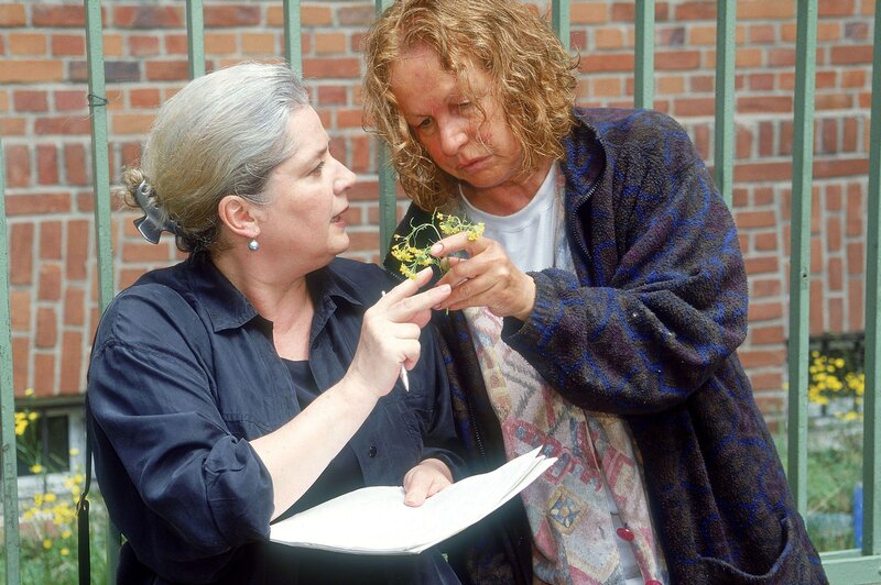 Melanies Mutter Helga (Heidemarie Rohweder, re.) drängt Uschi (Barbara Freier), sich bei Melanie für eine Versöhnung einzusetzen. Uschi kann Helga jedoch nicht helfen, da Melanie zu keiner Wiederannäherung bereit ist. – Bild: RTL