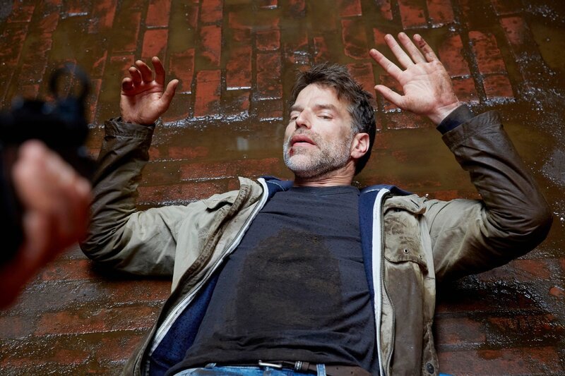 Während Semir und Paul die kleine Familie in Sicherheit bringen konnten, wird Frank Stolte (Johannes Brandrup) von den Gangstern erwischt … – Bild: RTL /​ Guido Engels